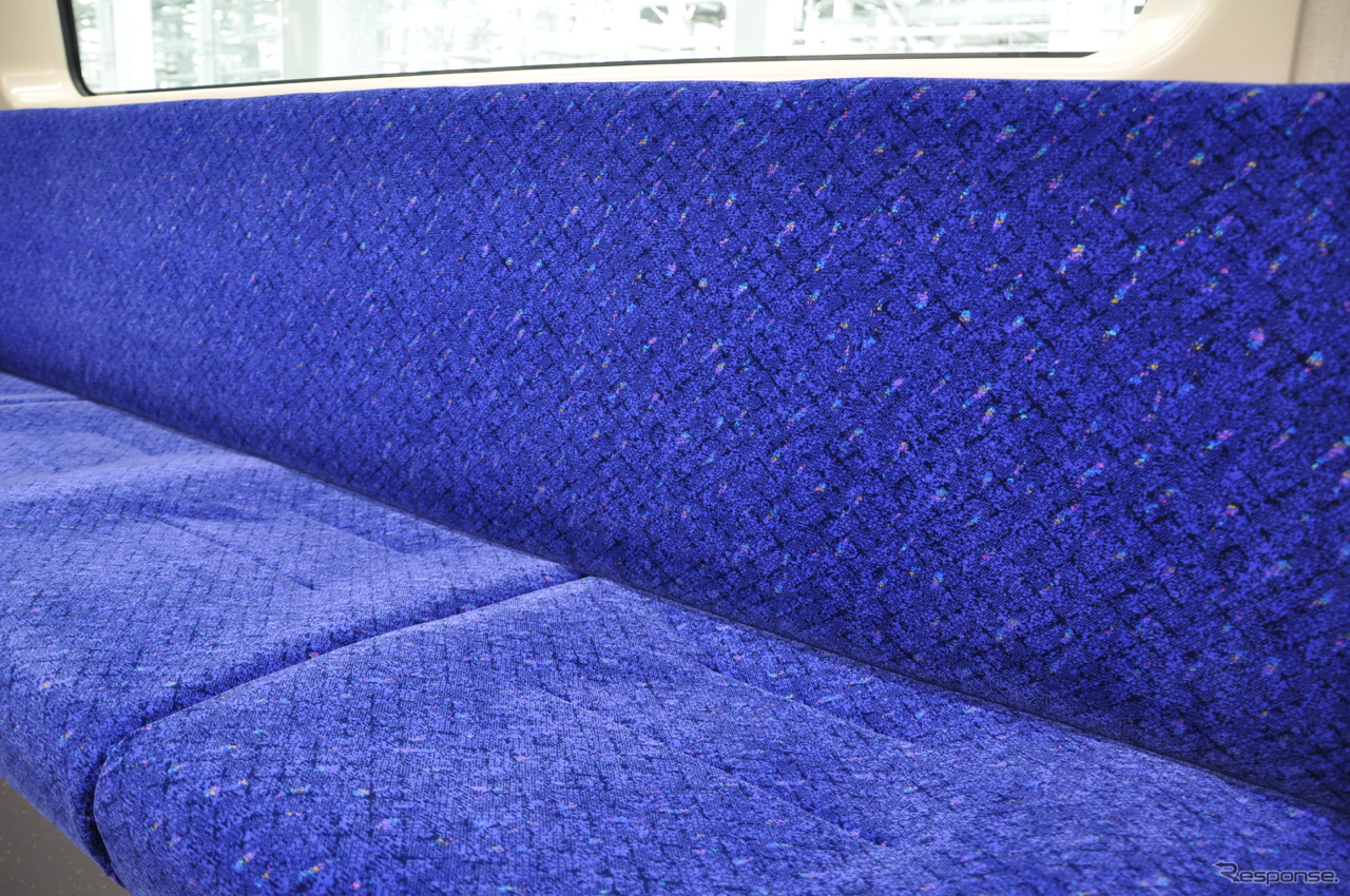 仙台市地下鉄東西線2000系の座席。青を基調に、七夕の吹き流しをイメージしたというアクセントが入っている