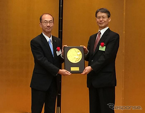 日本証券アナリスト協会 大場昭義会長（右）と富士重工業 高橋充取締役（左）
