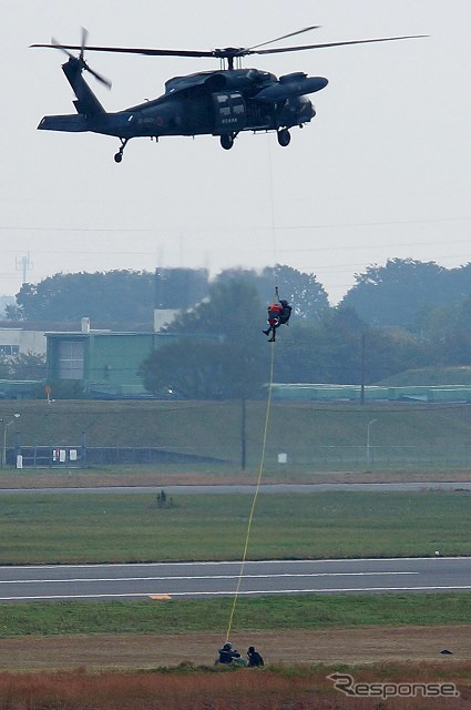 百里基地所属の航空救難団による遭難者救助のデモンストレーション。