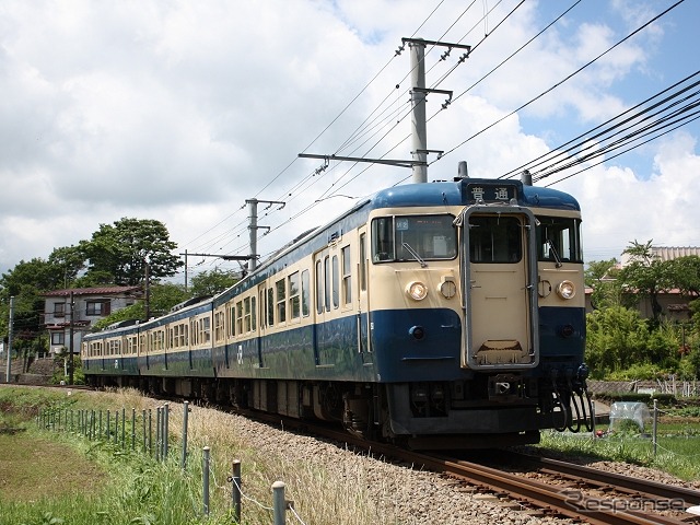 イベント当日は中央本線直通運転開始80周年の記念切符も販売される。写真は富士急行線を走るJR東日本の115系。
