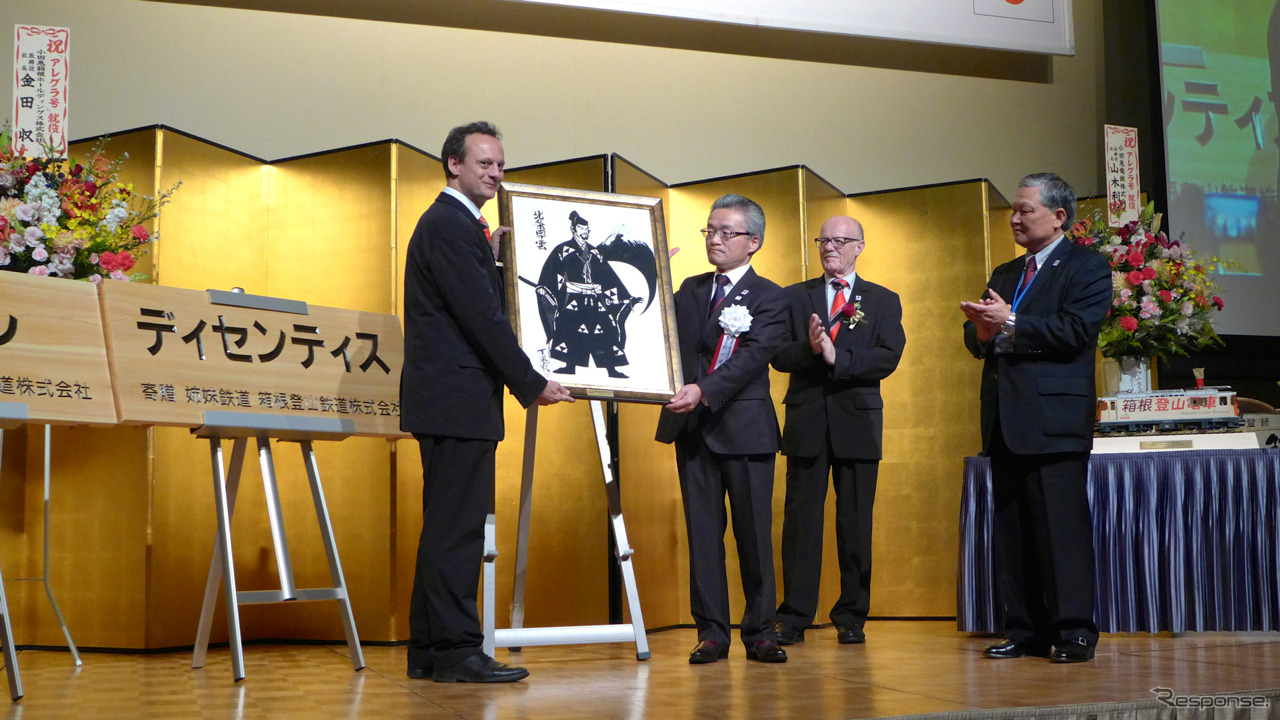 姉妹提携35周年を記念し、箱根登山鉄道からレーティッシュ鉄道に贈られた切り絵とカタカナの駅名板