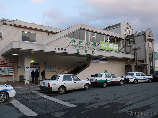 「青い森ホリデーフリーきっぷ」は三沢駅（写真）など駅員がいる駅でのみ発売していたが、9月から全国コンビニでの発売も始めた。