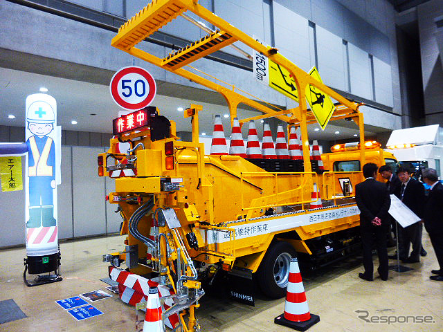 西日本高速道路メンテナンス九州の標識搭載型ラバーコーン自動設置回収車「ロボコーン」（ハイウェイテクノフェア2014）
