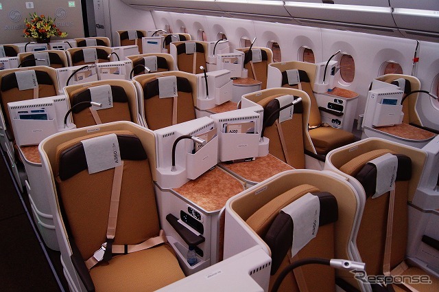 機体前方に設置されたビジネスクラス。1＋2＋1の横4列配置。