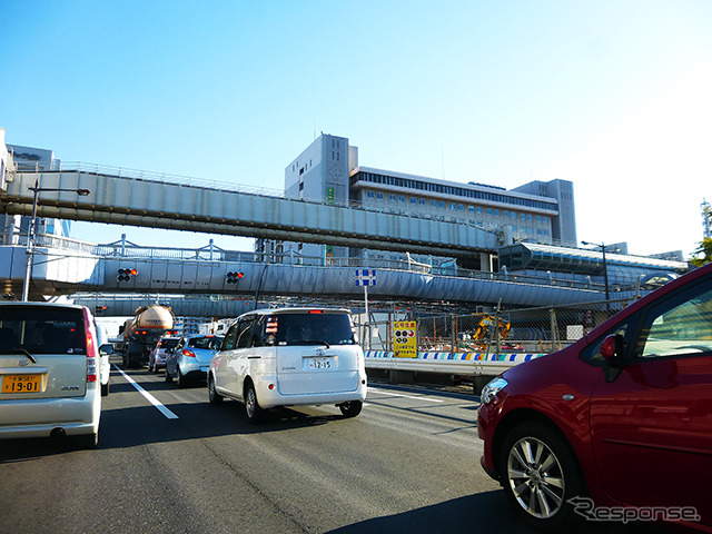 千葉街道（国道14号）の上を行く千葉モノレール（11月30日、千葉モノレール実証実験「サイクル＆モノレール」）