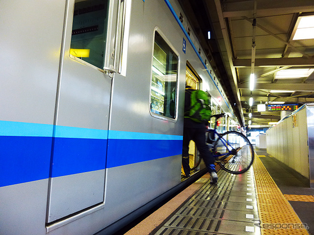 千葉モノレール1000形に自転車を載せる参加者たち（11月30日、千葉モノレール実証実験「サイクル＆モノレール」）