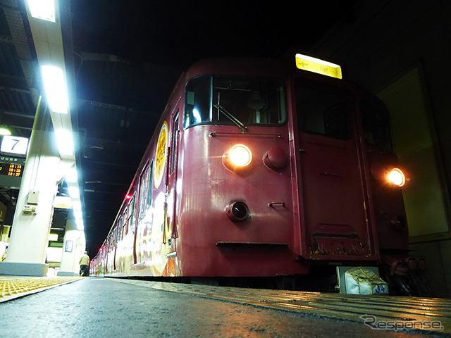 金沢駅に停車する七尾行き列車