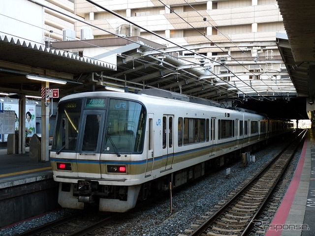 大阪環状線では片側3ドア車と4ドア車が混在しているが、4ドア車の103系と201系が3ドア車の323系に置き換えられることにより、3ドアに統一される。写真は3ドアの221系。