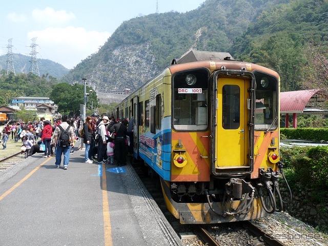 終点の車テイ駅で発車を待つ台湾・集集線の列車。同線といすみ鉄道の姉妹鉄道提携が10月に結ばれた。