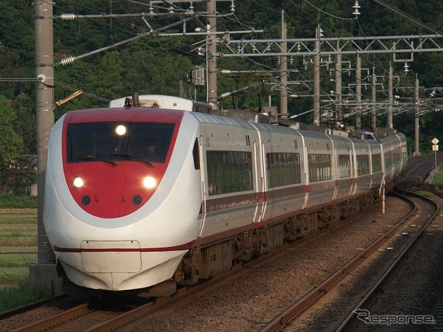 現在の東京～北陸間は上越新幹線と在来線特急『はくたか』（写真）で結ばれている。北陸新幹線の開業により所要時間は1時間以上短縮される。