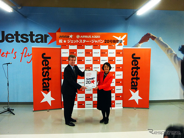 「A320型20号機到着式典」に登壇したジェットスター・ジャパン鈴木みゆき社長（右）とエアバス日本担当セールス シニア・バイス・プレジデントのジャン＝ピエール・スタイナック氏（12月19日、成田空港）