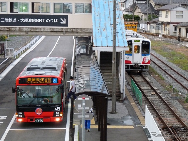 大船渡線BRT・三陸鉄道の盛駅。大船渡線BRTのバスは、大船渡線の線路敷地を改築して駅構内に乗り入れている。気仙沼駅もほぼ同様の構造になる。