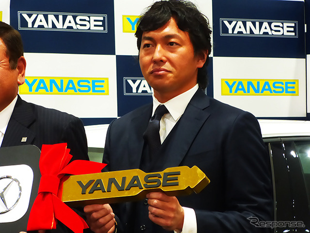 2014ヤナセ・ジャイアンツMVP賞を受賞した長野久義選手（2014年12月24日、ヤナセ本社）