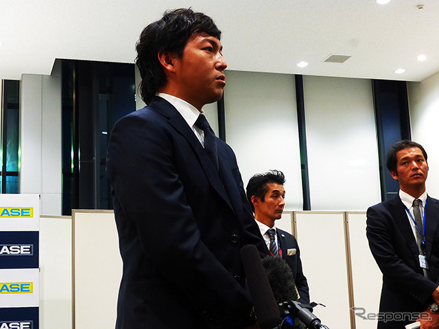 2014ヤナセ・ジャイアンツMVP賞を受賞した長野久義選手（2014年12月24日、ヤナセ本社）