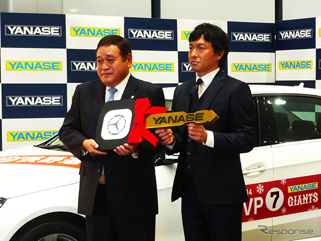 ヤナセ社長・井出健義氏と長野久義選手（2014ヤナセ・ジャイアンツMVP賞贈呈式、2014年12月24日）