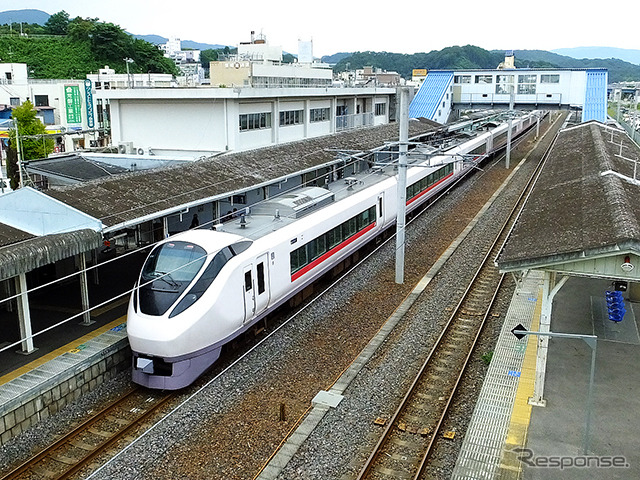 湯本駅を発つ下り常磐線特急。上野東京ラインの開業にあわせ、新たに「定期券用ウィークリー料金券」が設定される