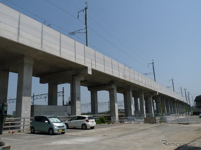 北陸新幹線は上越妙高駅を境に長野方がJR東日本、金沢方がJR西日本の運営になる。写真は北陸新幹線の高架橋。