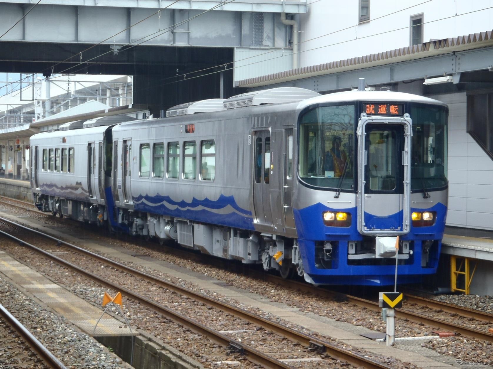 北陸新幹線の開業に伴い、並行在来線は各県が設立した第三セクターに引き継がれる。写真は新潟県内区間を運営するえちごトキめき鉄道のET122形気動車。