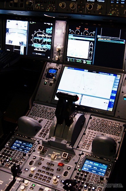 【A350 XWB／デモフライト】　モニターは大型化されたが、1画面に2つの項目を表示するようになっている。