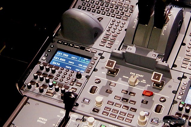 【A350 XWB／デモフライト】　無線機器は3台設置。モニターに表示されている周波数の「121.7」は羽田の地上管制。「121.5」は国際的に定められた救難用周波数。