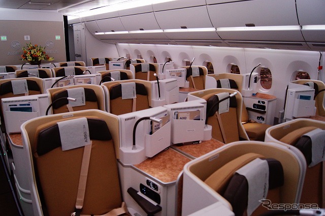 【A350 XWB／デモフライト】　千鳥状に配置された半個室タイプとなっている。