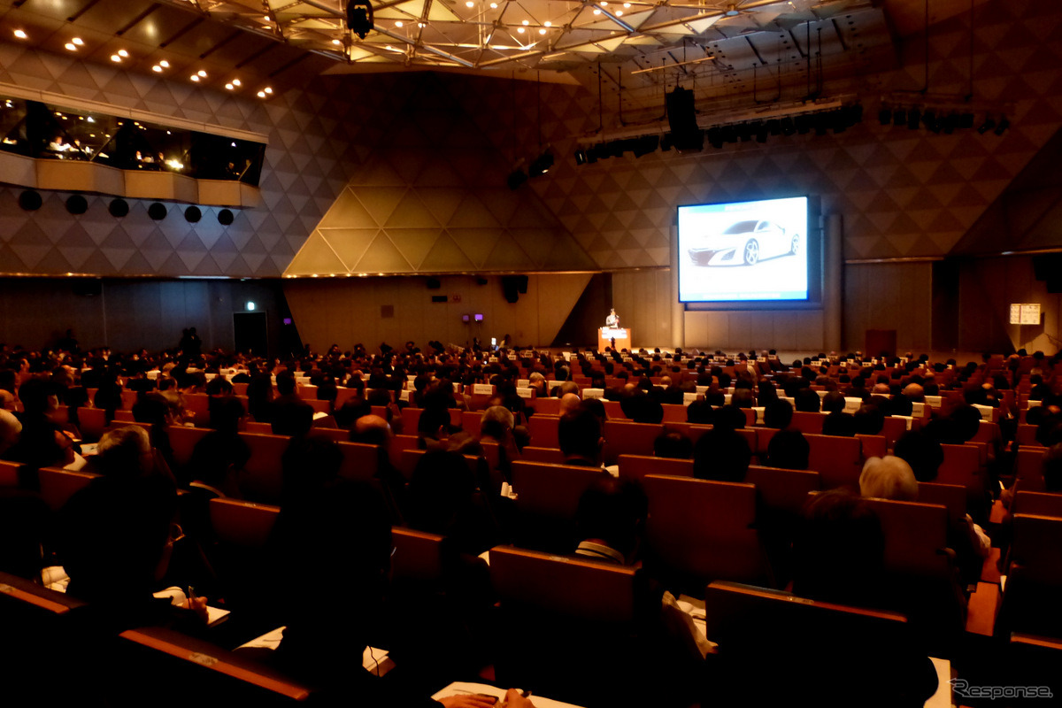 1月14日、東京ビッグサイトにて開催されたオートモーティブワールド2015基調講演。講演タイトルは「未来のモビリティ社会と“Waku Waku”する新価値創造」
