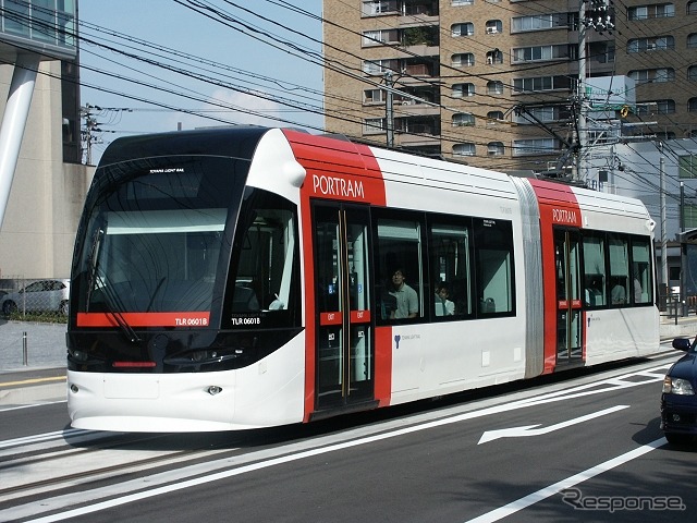 富山ライトレールは富山市北部の富山駅北～岩瀬浜間を結ぶ富山港線を運営している。写真は富山ライトレールの電車。
