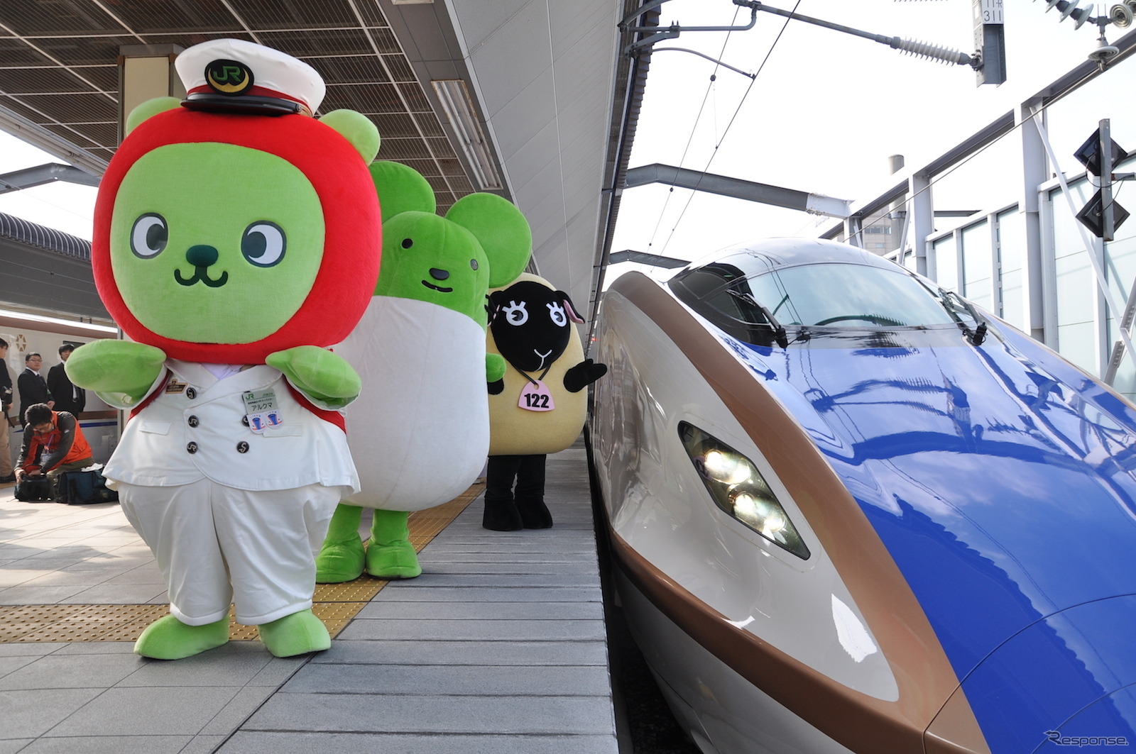 長野駅に到着した試乗列車。長野県の「アルクマ」などゆるキャラが出迎えた