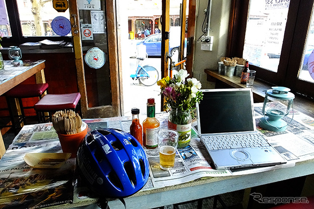 サイクリングのあと、街のカフェでひと休み