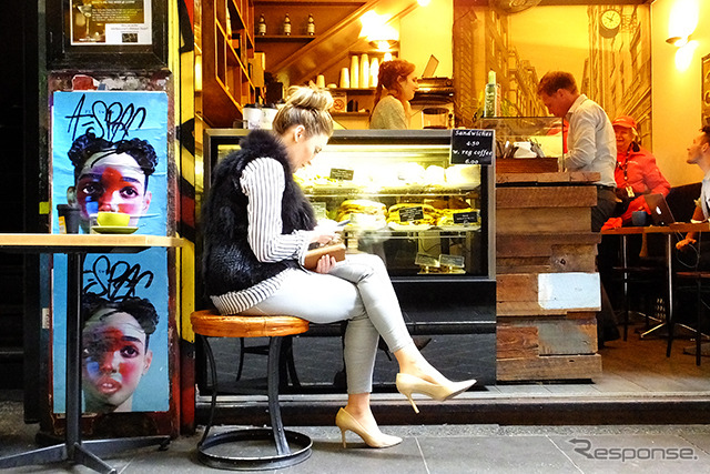 「最もメルボルンらしい風景」といわれる路地裏（レーンウェイ、Laneway）のカフェ。メルボルンっ子たちが思い思いに過ごす場でもある