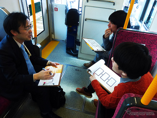 都電貸切電車のなかでは、電車の待ち時間の有効活用についてアイデアをみんなで出し合った（D2Cグループのツイストラボが実施した「都電貸切アイデア発想ワークショップ」（3月5日、早稲田大学、早稲田～荒川車庫前））
