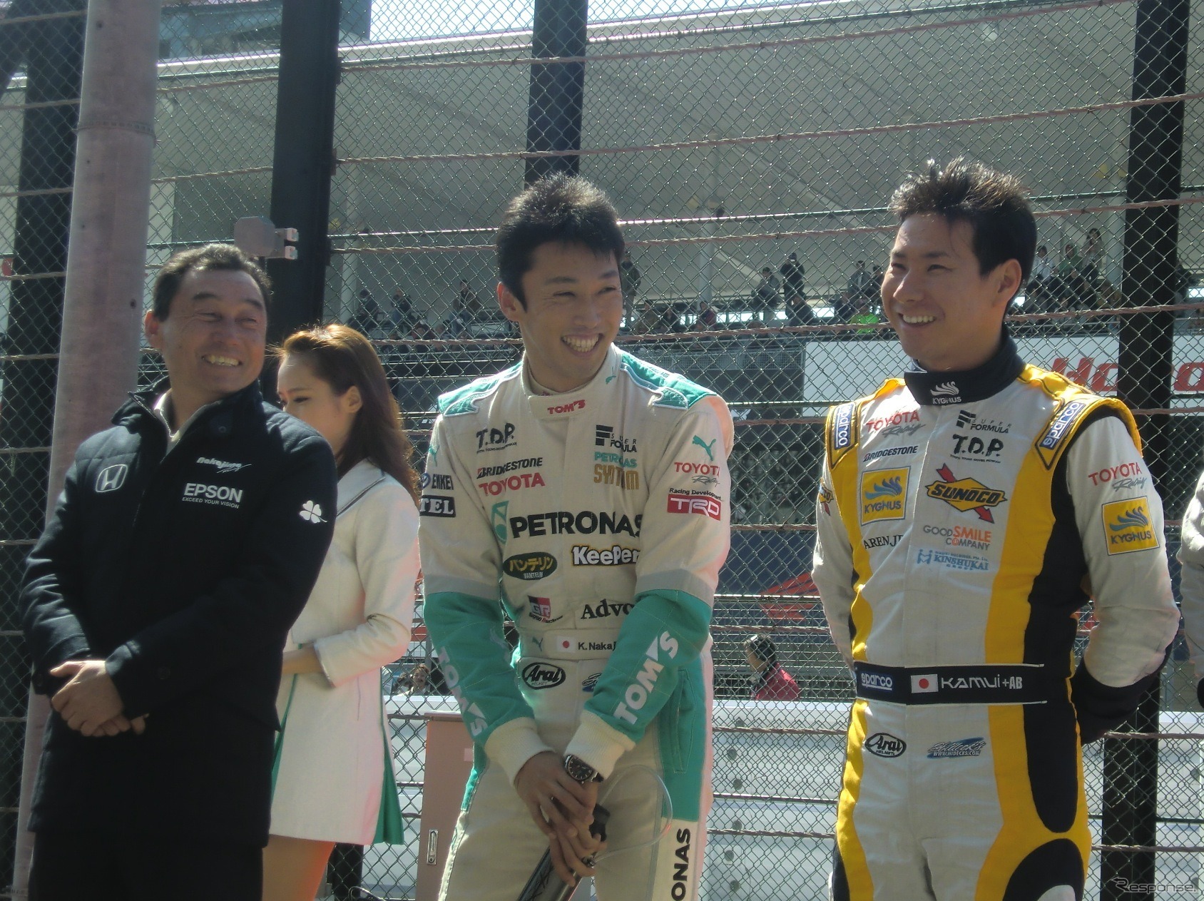 左から中嶋悟さん（ナカジマレーシング監督）、中嶋一貴、小林可夢偉。