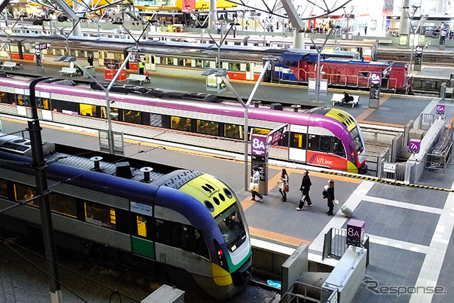 メルボルン最大のターミナル、サザン・クロス駅に立つと、電車やディーゼルカーをはじめ、荷物車を連結した客車列車などの姿にも出会える