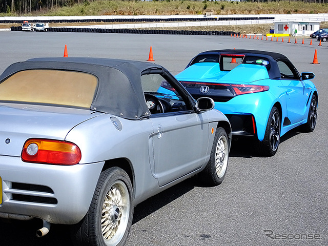 ホンダ『S660』プロトタイプ（ブルー）。銀色のクルマは1991年に登場した『ビート』。袖ヶ浦フォレストレースウェイ（千葉県）で3月中旬に開催された試乗会にて