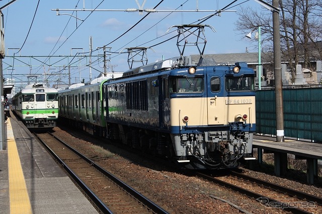 電気機関車にけん引されて越後石山駅（新潟市東区）を通過するE235系の回送列車（右）。東京に到着後は走行試験を実施し、秋頃から山手線で営業運行を開始する予定だ。