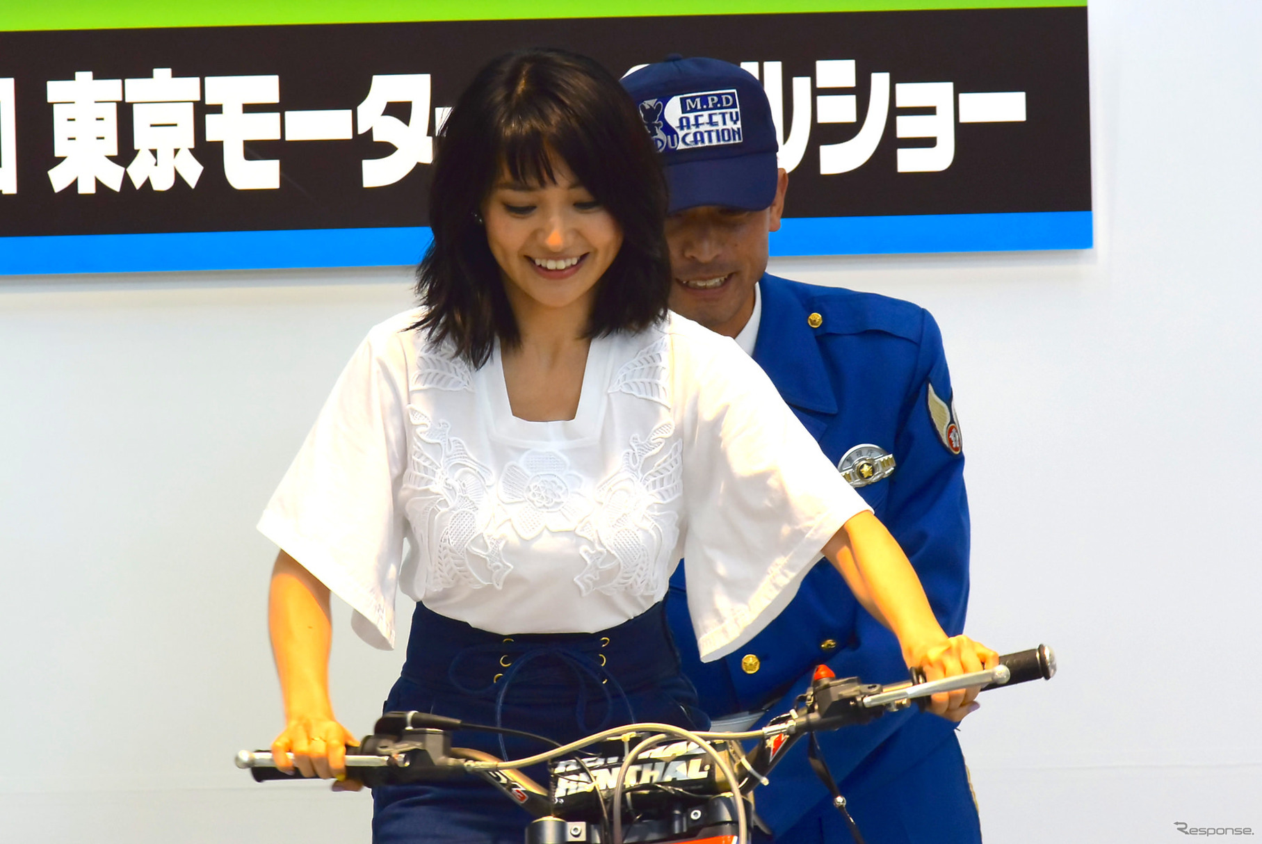 スタンディングスティルに挑戦する大島優子さん（東京モーターサイクルショー15）