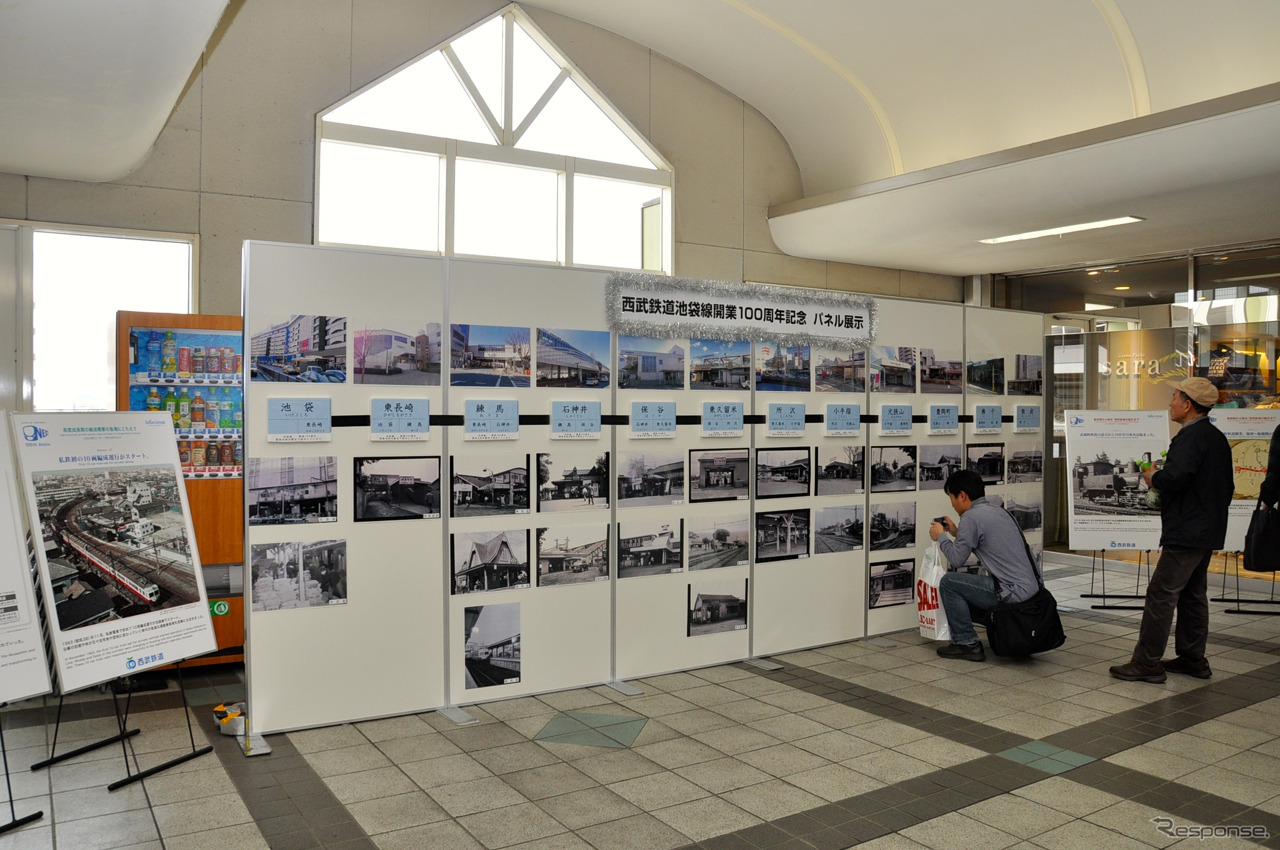 西武池袋線開業100周年を記念し、飯能駅で開かれているパネル展示