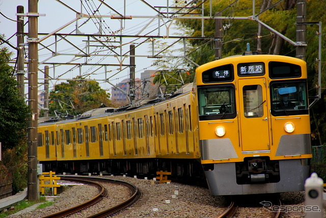 黄色い塗装の2000系。西武の黄色い塗装の電車は地下鉄乗り入れに対応しておらず、黄色い電車の地下鉄乗り入れは今回が初となる