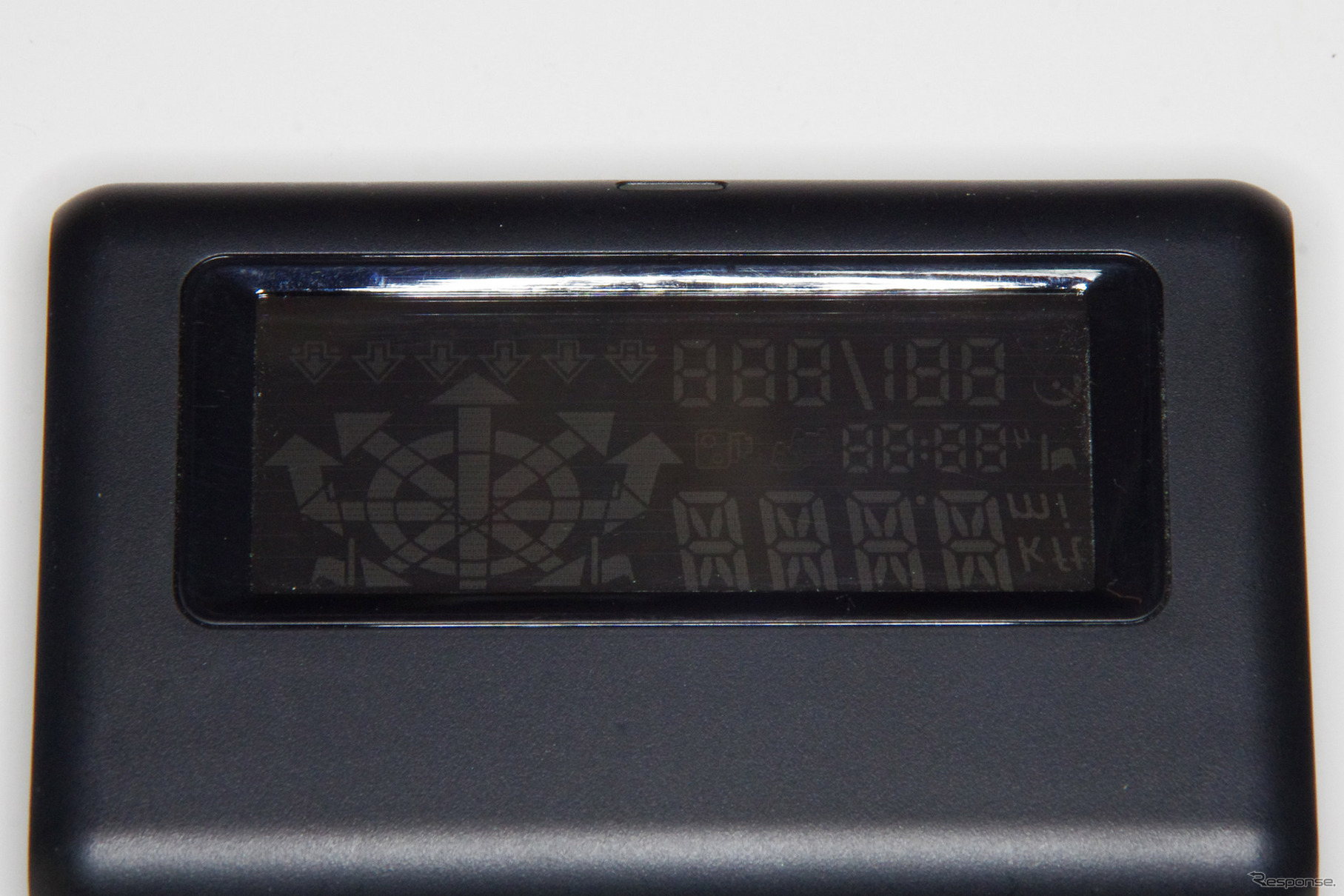 自発光するディスプレイを見ると、矢印部分に円形のセグメントがある。しかし日本仕様では使われないようだ。