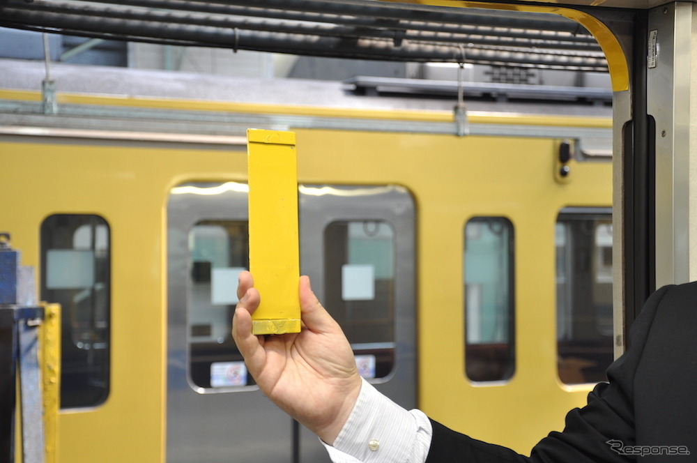 西武鉄道は4月18日から運行を開始する「黄色い6000系電車」のラッピング作業を公開した。黄色のラッピングは色見本（写真）をもとに100種類以上の黄色から選んだという