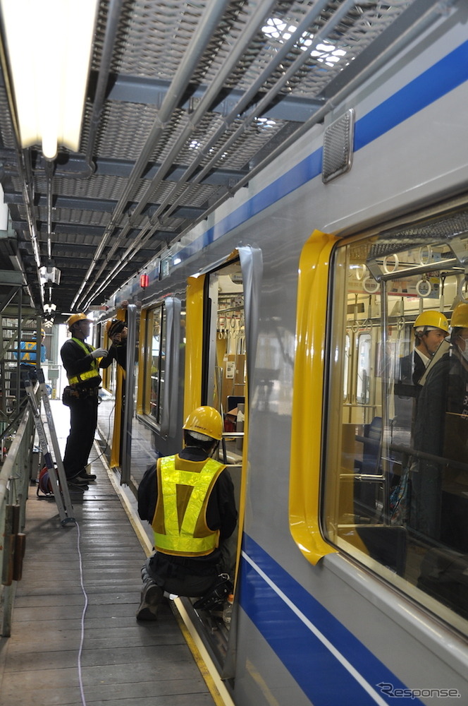 西武鉄道は4月18日から運行を開始する「黄色い6000系電車」のラッピング作業を公開した
