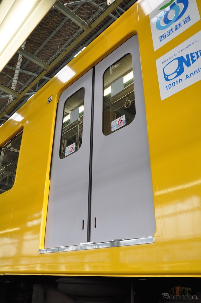 西武鉄道は4月18日から運行を開始する「黄色い6000系電車」のラッピング作業を公開した。車体の黄色だけでなくドアの銀色もラッピングで再現している