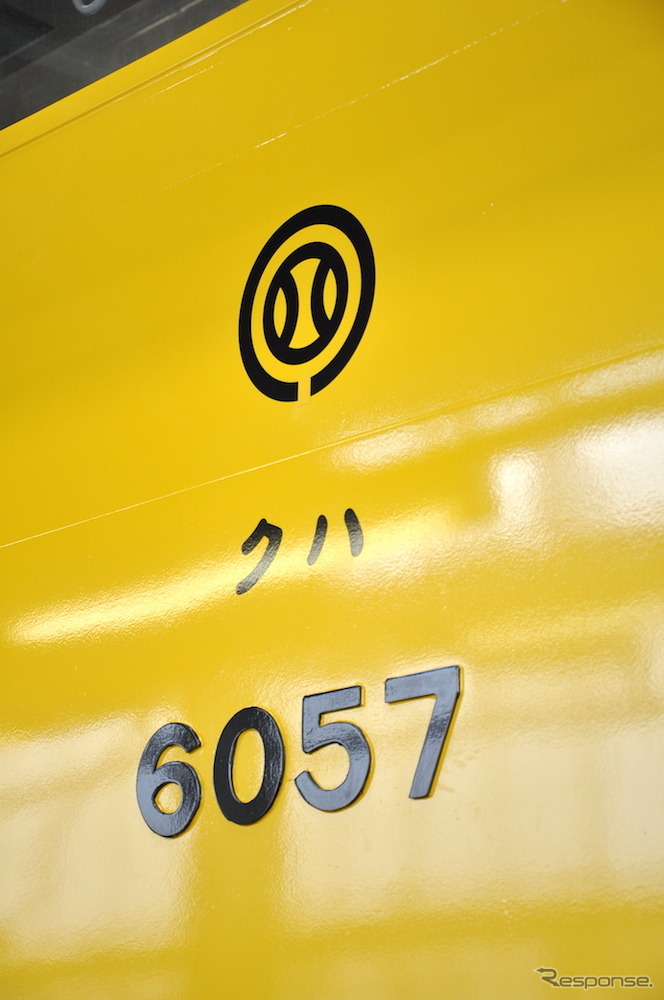 西武鉄道は4月18日から運行を開始する「黄色い6000系電車」のラッピング作業を公開した。側面の車番はナンバーの部分は元の車体にある部品を活かし「クハ」などの文字や社紋は印刷して貼っている