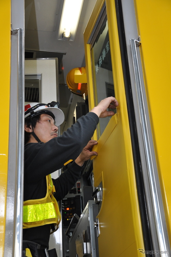 西武鉄道は4月18日から運行を開始する「黄色い6000系電車」のラッピング作業を公開した。専門のスタッフが乗務員室ドアのラッピングに真剣な眼差しで取り組む