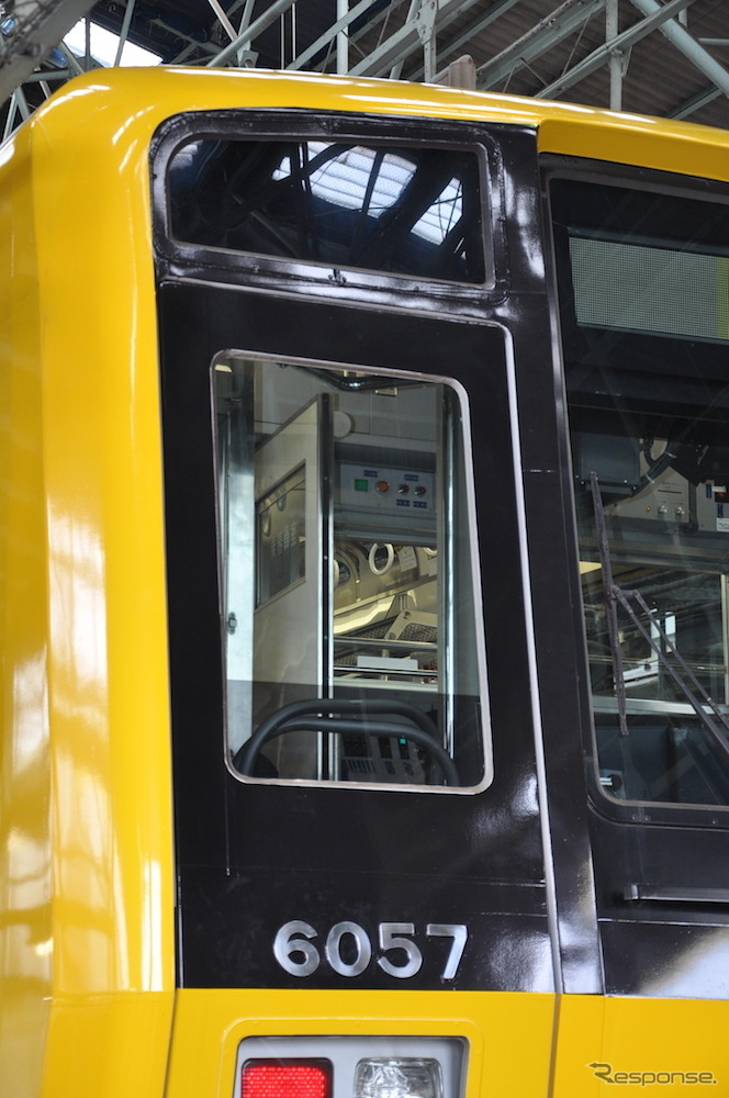西武鉄道は4月18日から運行を開始する「黄色い6000系電車」のラッピング作業を公開した。車体の黄色だけでなく前面の黒い部分もラッピングで表現している