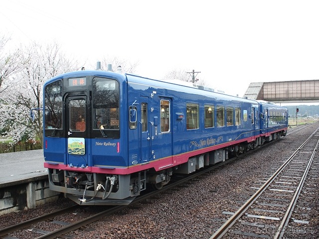 4月29日から運行を開始する『のと里山里海号』。2両編成の「ゆったりコース」と、普通列車に1両増結する「カジュアルコース」が設定される。