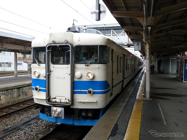 現在の七尾線は七尾駅を境に運行会社が分かれる。写真は七尾駅で発車を待つJR西日本の電車。