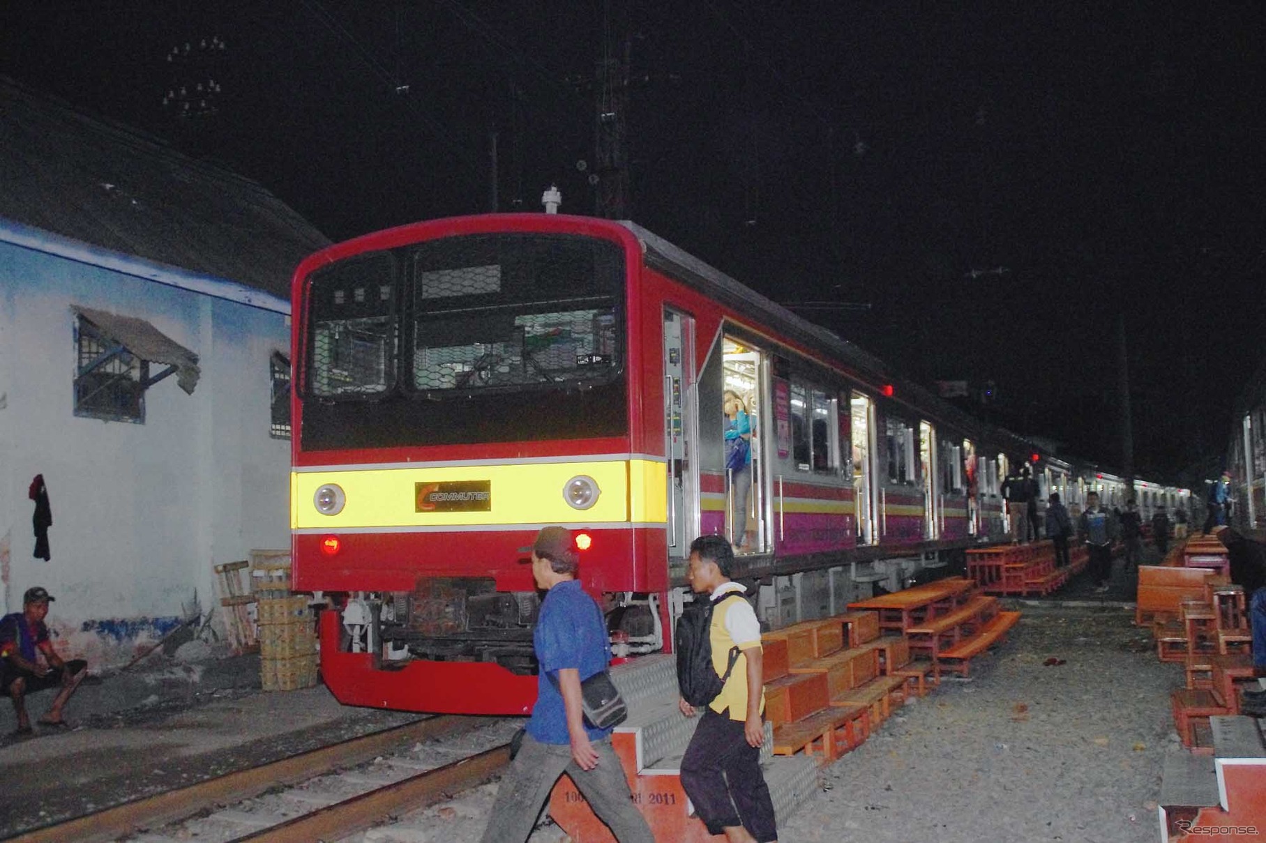 ジャカルタの都市鉄道には既に356両の205系がJR東日本から譲渡されている。写真はジャカルタの街を走る205系。