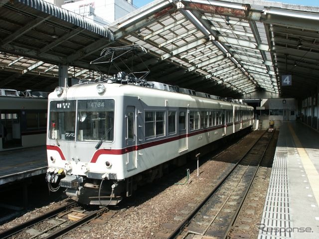 「アルペンルート5日間フリー乗車券」は富山地鉄の鉄道線や路面電車も利用できる。写真は電鉄富山駅で発車を待つ鉄道線の列車。