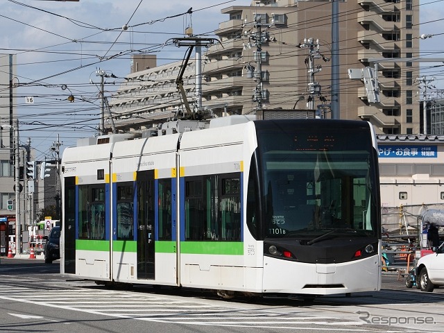 「アルペンルート5日間フリー乗車券」は富山地鉄の鉄道線や路面電車も利用できる。写真は富山駅付近を走る路面電車。